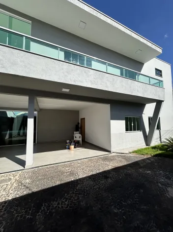Casa estilo sobrado para venda no bairro Jardim Patrícia em Uberlândia/MG