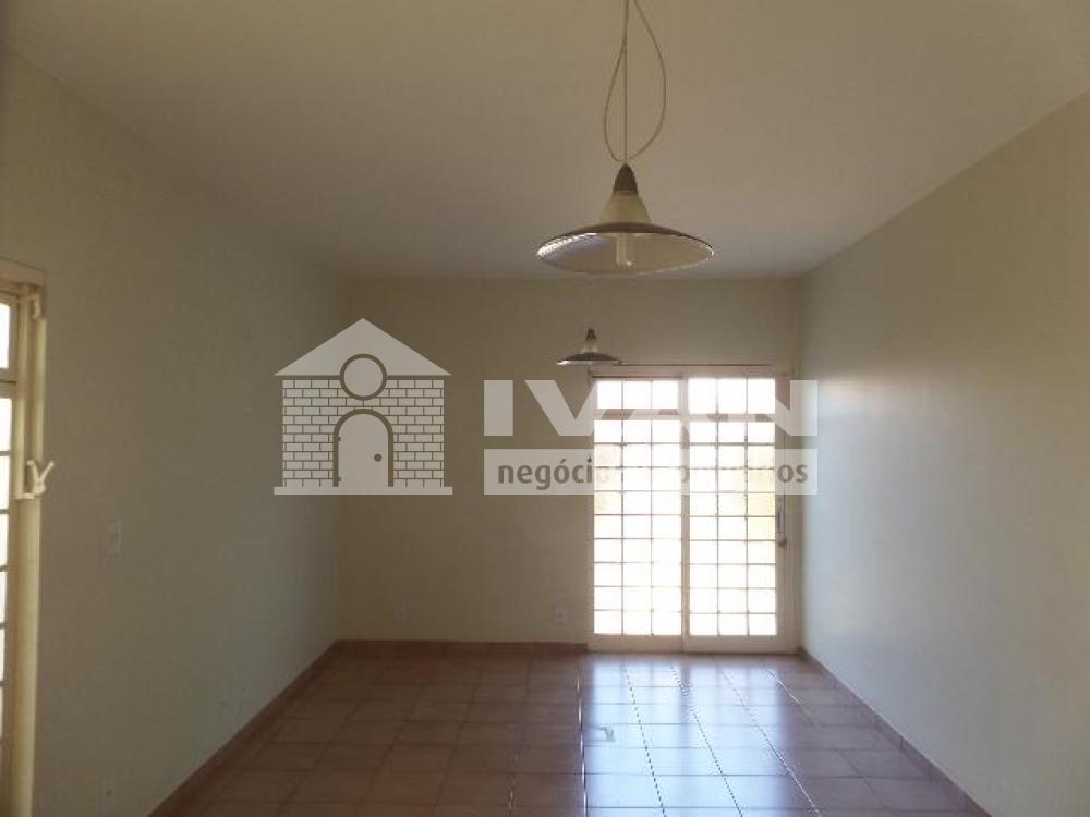 Alugar Casa / Padrão em Uberlândia R$ 2.350,00 - Foto 14
