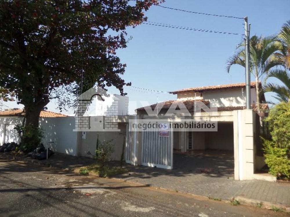 Alugar Casa / Padrão em Uberlândia R$ 2.350,00 - Foto 1
