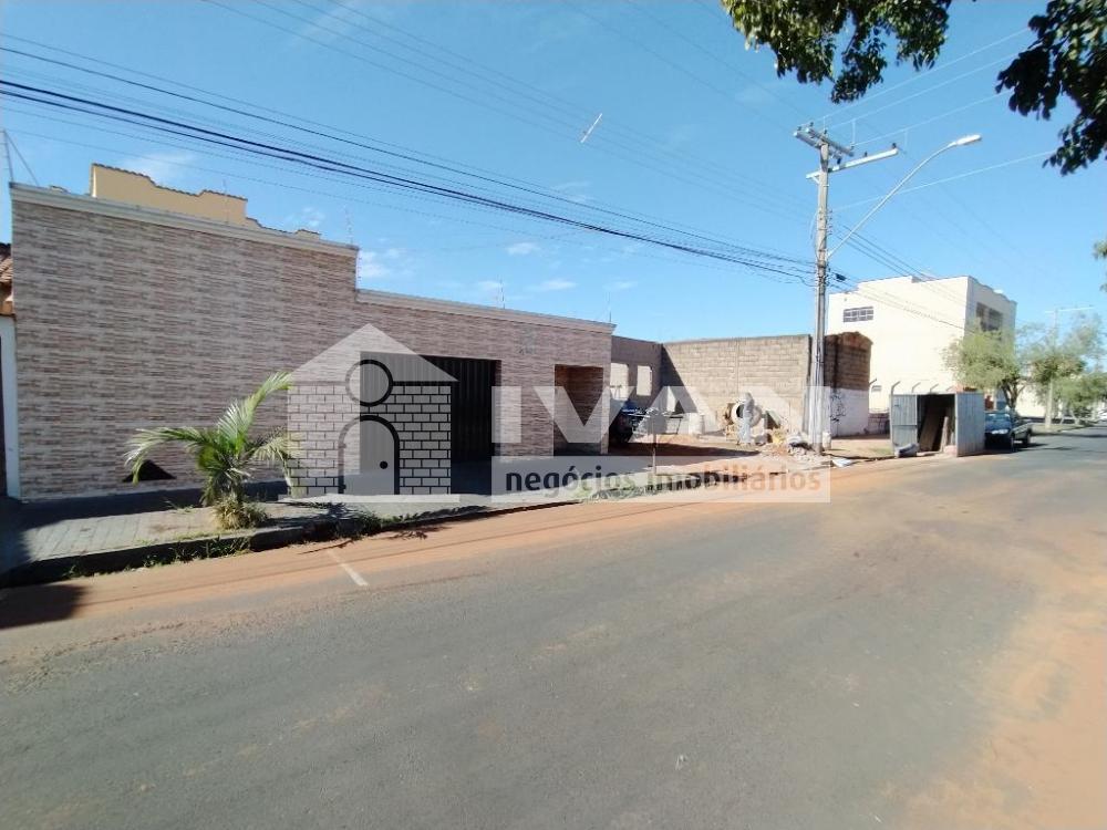 Alugar Apartamento / Padrão em Uberlândia R$ 1.800,00 - Foto 3