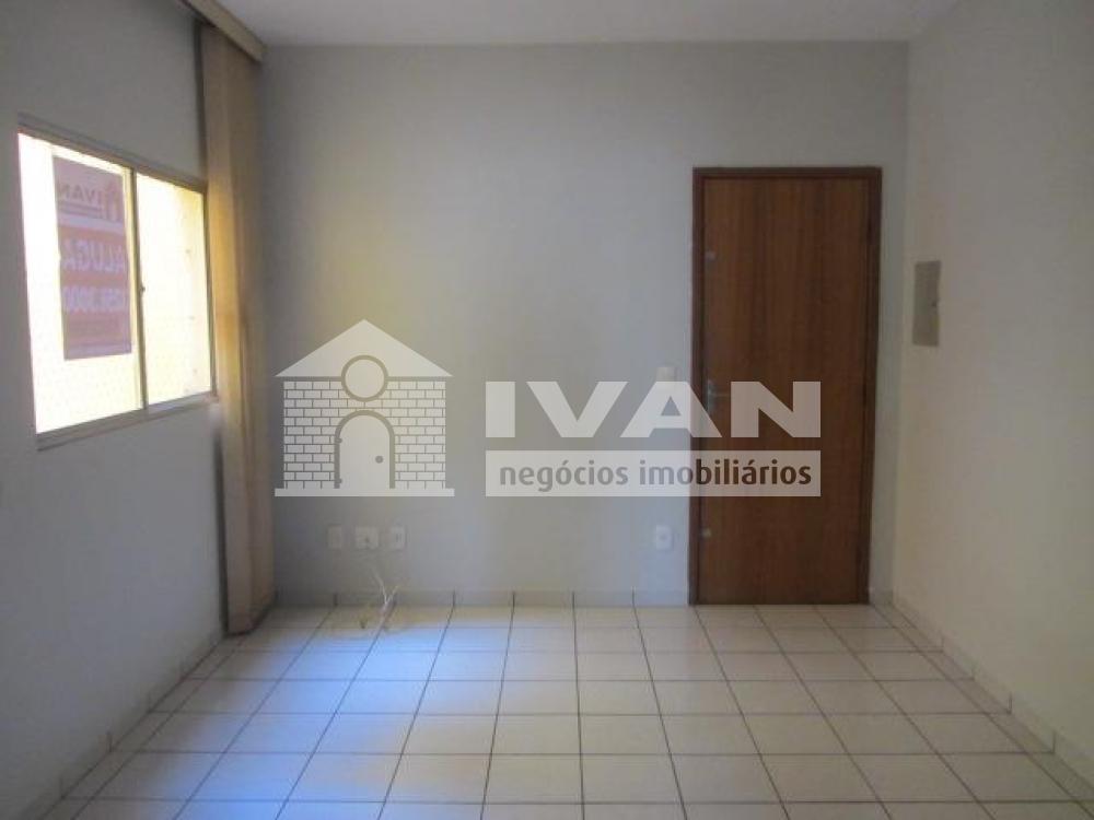 Alugar Apartamento / Padrão em Uberlândia R$ 1.100,00 - Foto 2