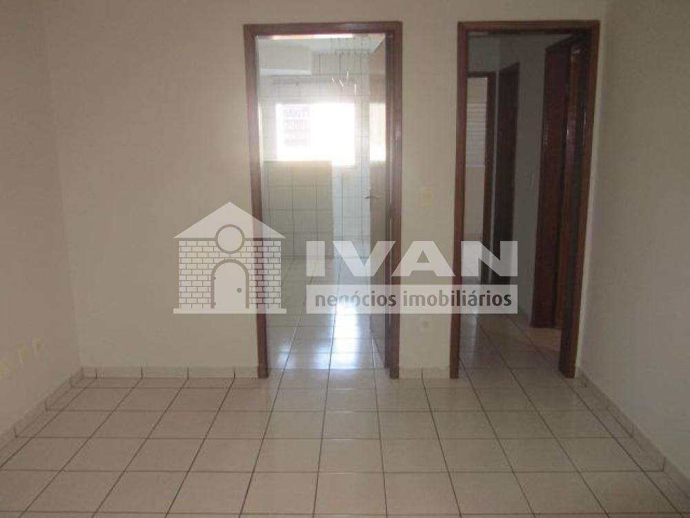 Alugar Apartamento / Padrão em Uberlândia R$ 1.100,00 - Foto 3
