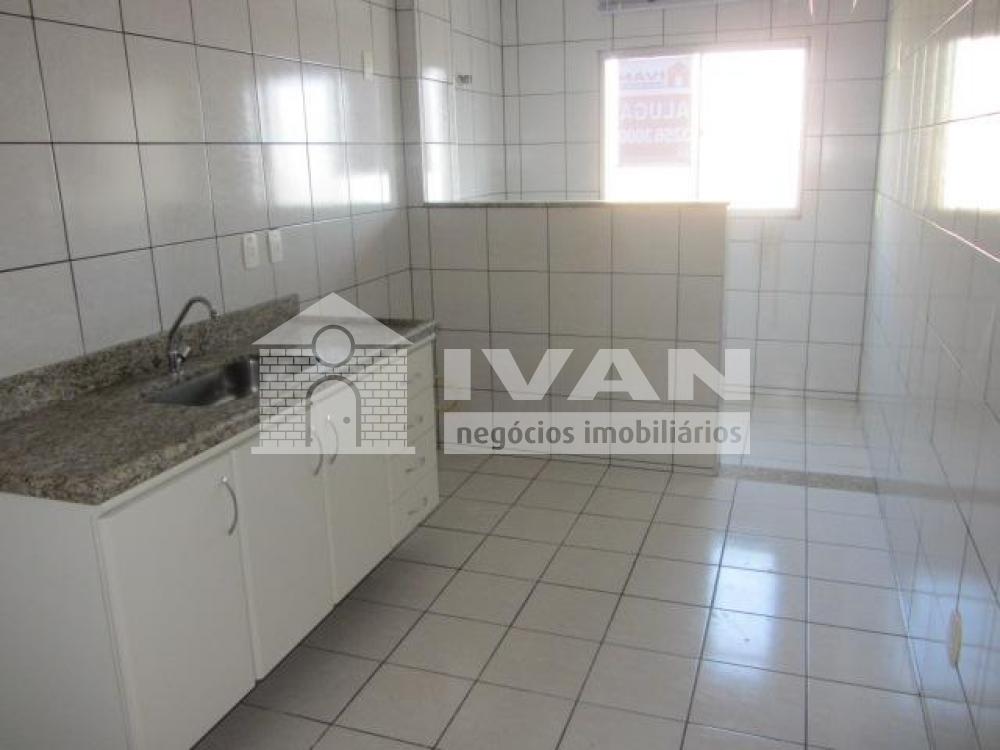 Alugar Apartamento / Padrão em Uberlândia R$ 1.100,00 - Foto 4