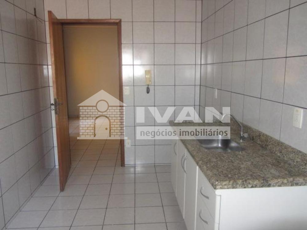 Alugar Apartamento / Padrão em Uberlândia R$ 1.100,00 - Foto 5