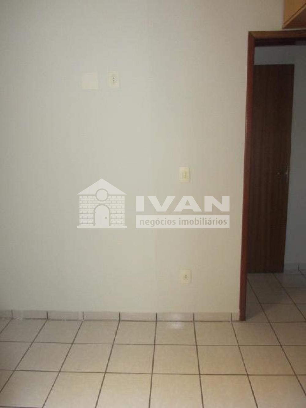 Alugar Apartamento / Padrão em Uberlândia R$ 1.100,00 - Foto 8