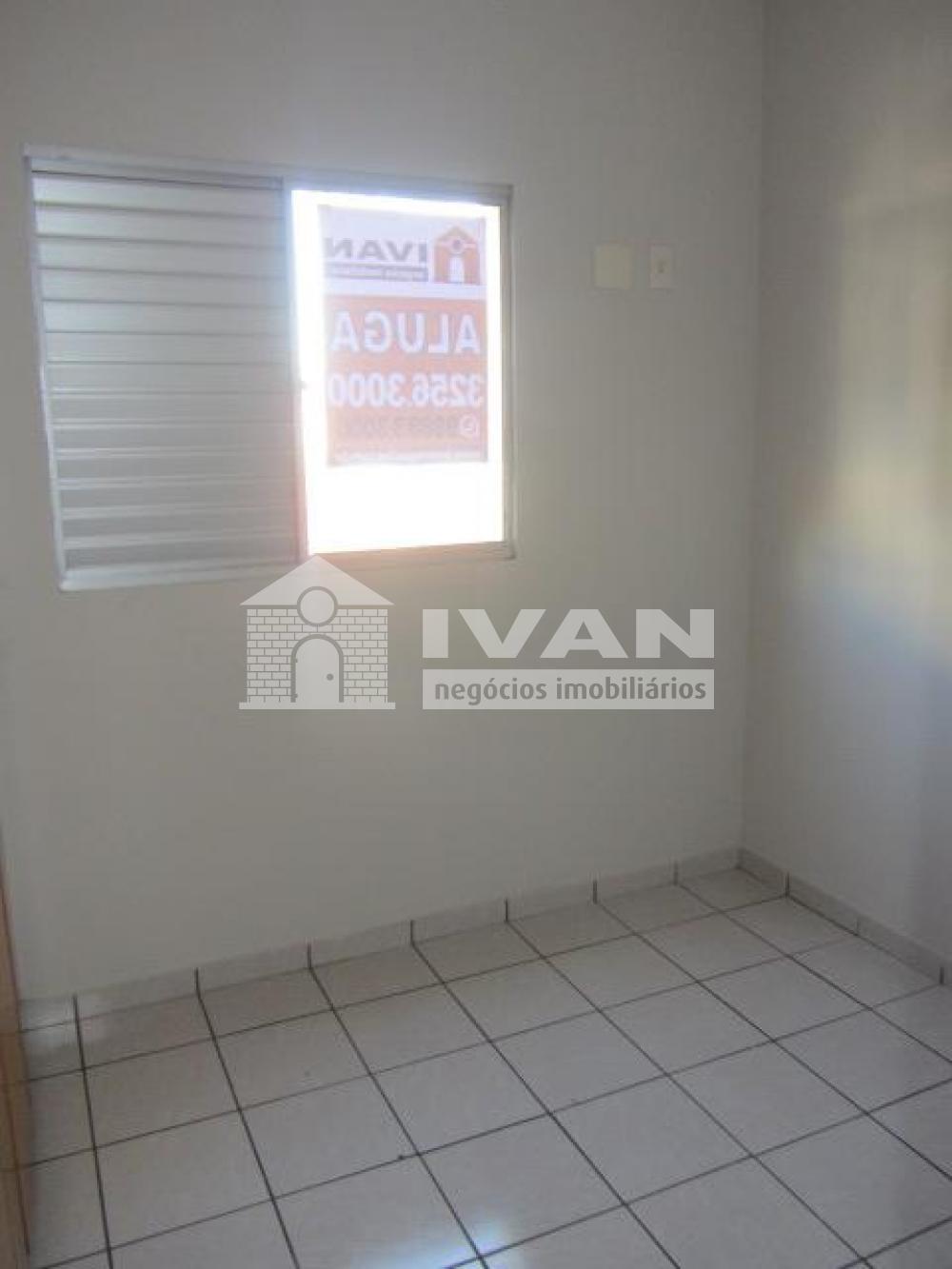 Alugar Apartamento / Padrão em Uberlândia R$ 1.100,00 - Foto 10