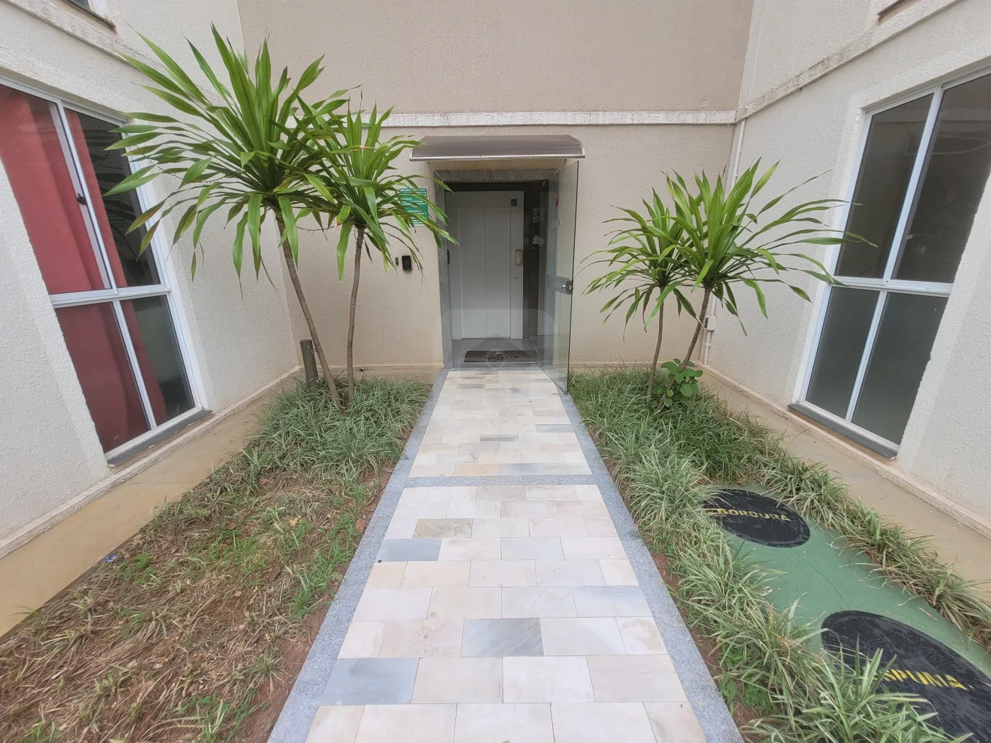 Alugar Apartamento / Padrão em Uberlândia R$ 950,00 - Foto 4