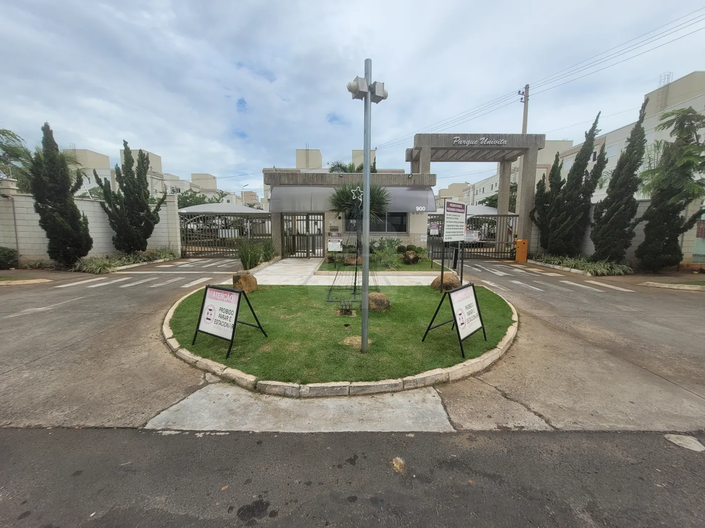 Alugar Apartamento / Padrão em Uberlândia R$ 950,00 - Foto 2