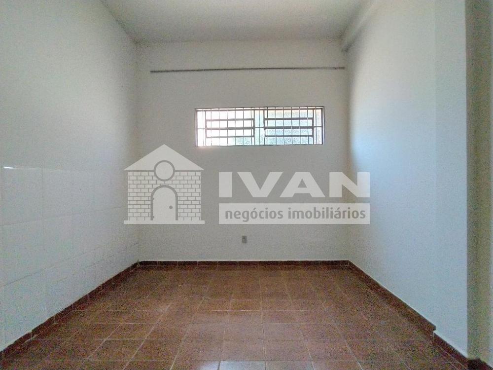 Alugar Casa / Colônia em Uberlândia R$ 950,00 - Foto 14
