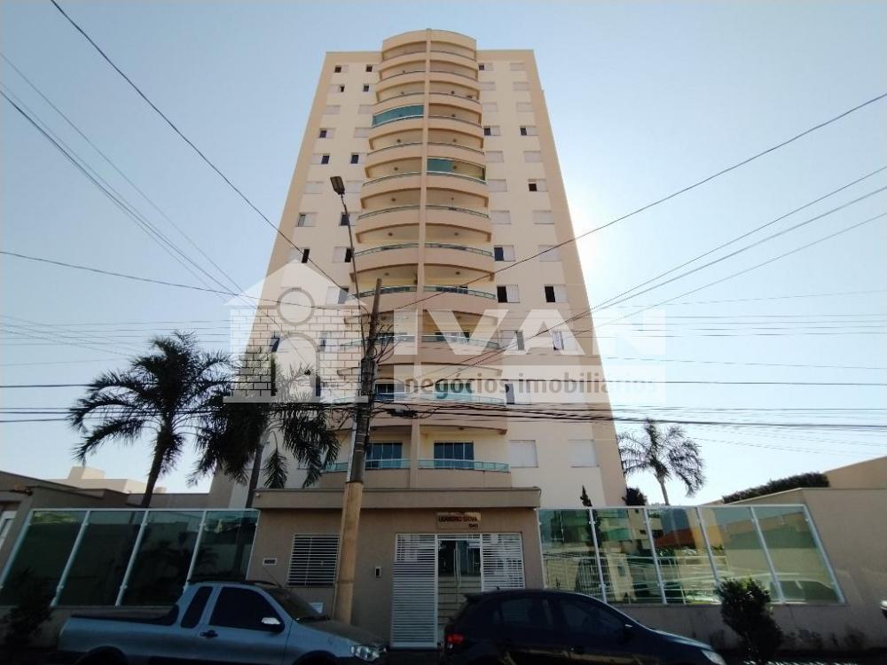 Alugar Apartamento / Padrão em Uberlândia R$ 2.800,00 - Foto 1