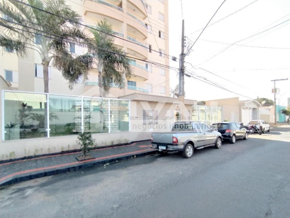 Alugar Apartamento / Padrão em Uberlândia R$ 2.800,00 - Foto 3