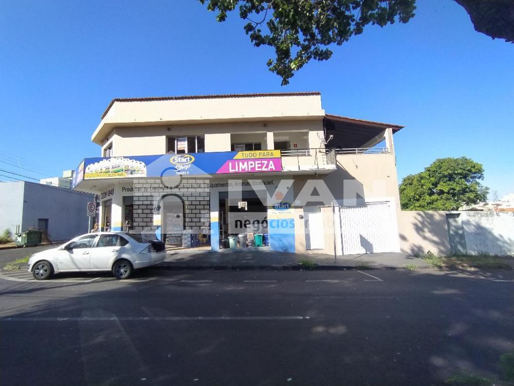 Alugar Casa / Padrão em Uberlândia R$ 2.900,00 - Foto 1