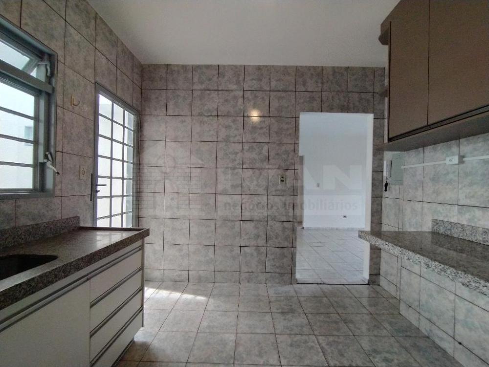 Alugar Apartamento / Padrão em Uberlândia R$ 1.600,00 - Foto 9