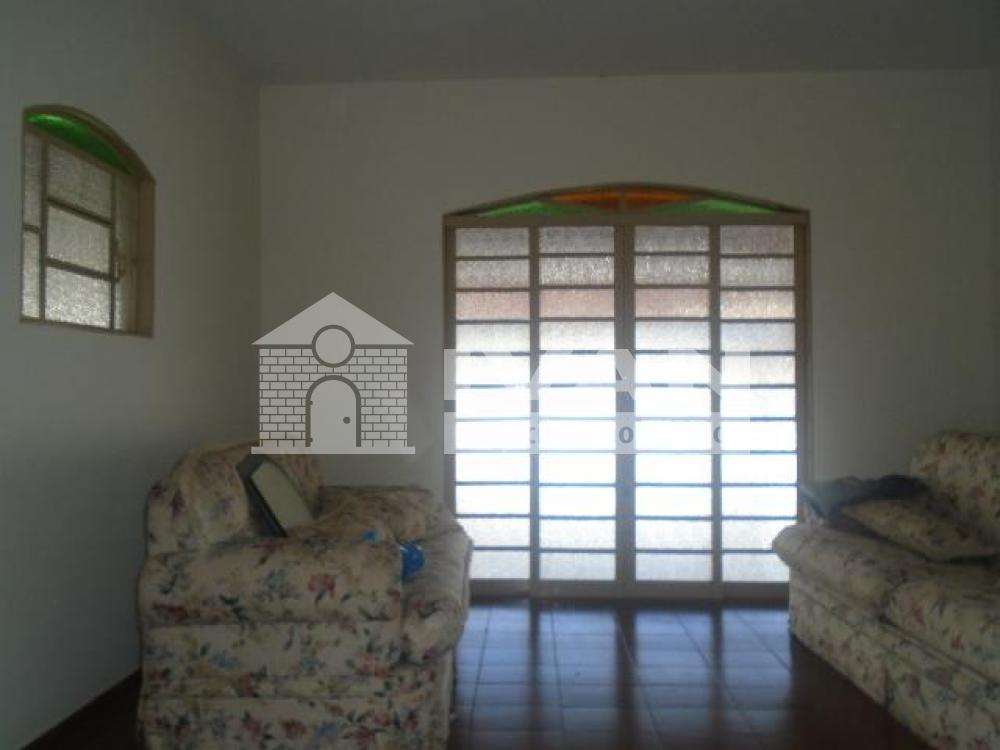 Alugar Casa / Padrão em Uberlândia R$ 3.800,00 - Foto 2
