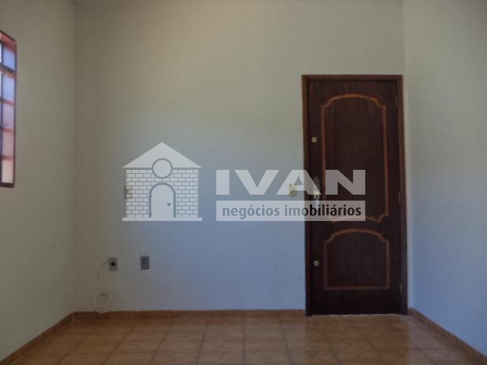 Alugar Casa / Padrão em Uberlândia R$ 1.500,00 - Foto 3