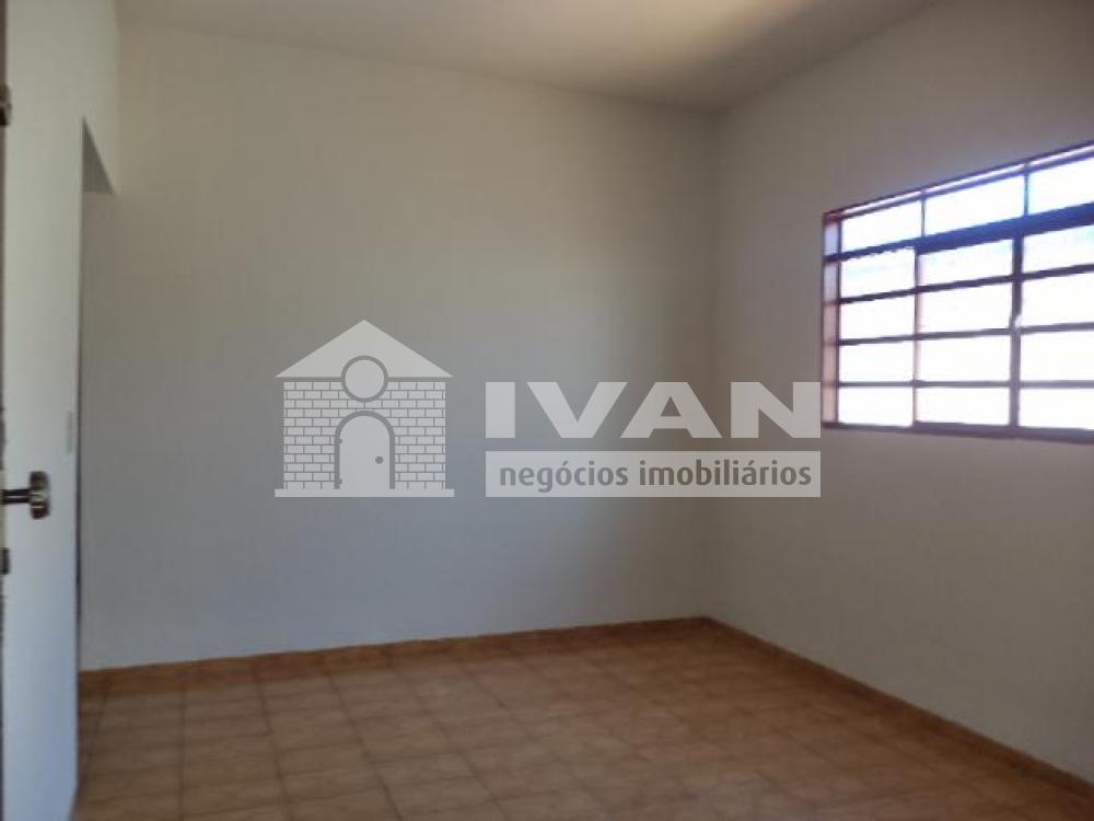 Alugar Casa / Padrão em Uberlândia R$ 1.500,00 - Foto 5