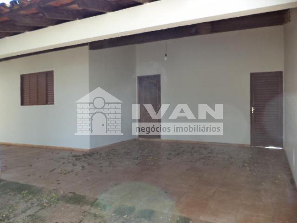 Alugar Casa / Padrão em Uberlândia R$ 1.500,00 - Foto 2