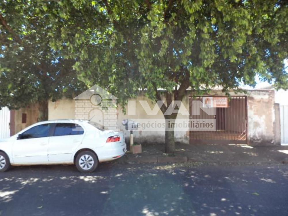 Alugar Casa / Padrão em Uberlândia R$ 1.500,00 - Foto 1