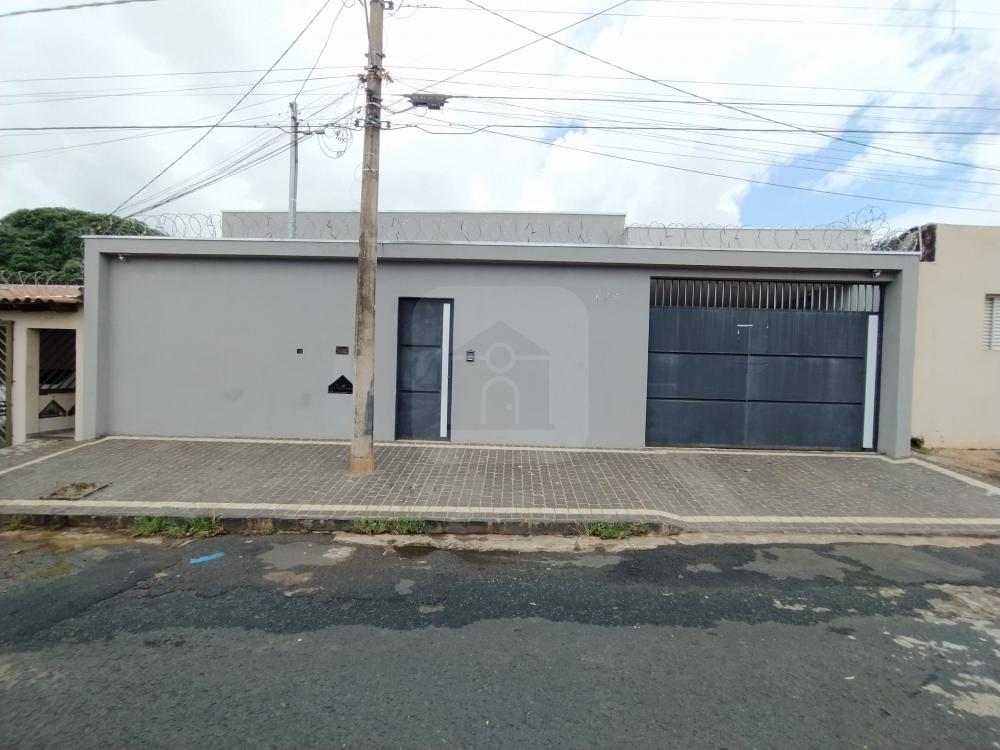 Alugar Casa / Padrão em Uberlândia R$ 3.600,00 - Foto 1