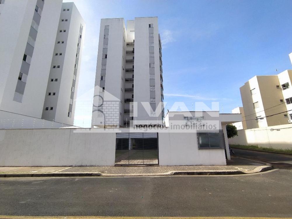 Alugar Apartamento / Padrão em Uberlândia R$ 2.500,00 - Foto 2