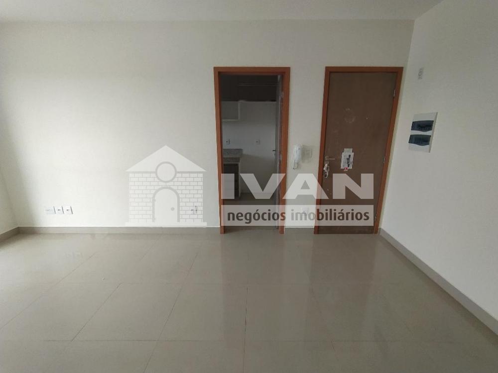Alugar Apartamento / Padrão em Uberlândia R$ 2.500,00 - Foto 8