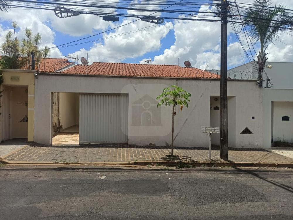 Alugar Casa / Padrão em Uberlândia R$ 3.900,00 - Foto 1