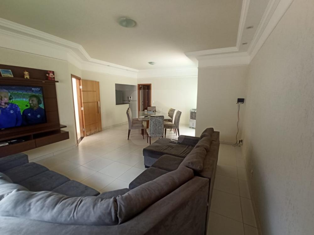 Alugar Casa / Padrão em Uberlândia R$ 3.900,00 - Foto 3