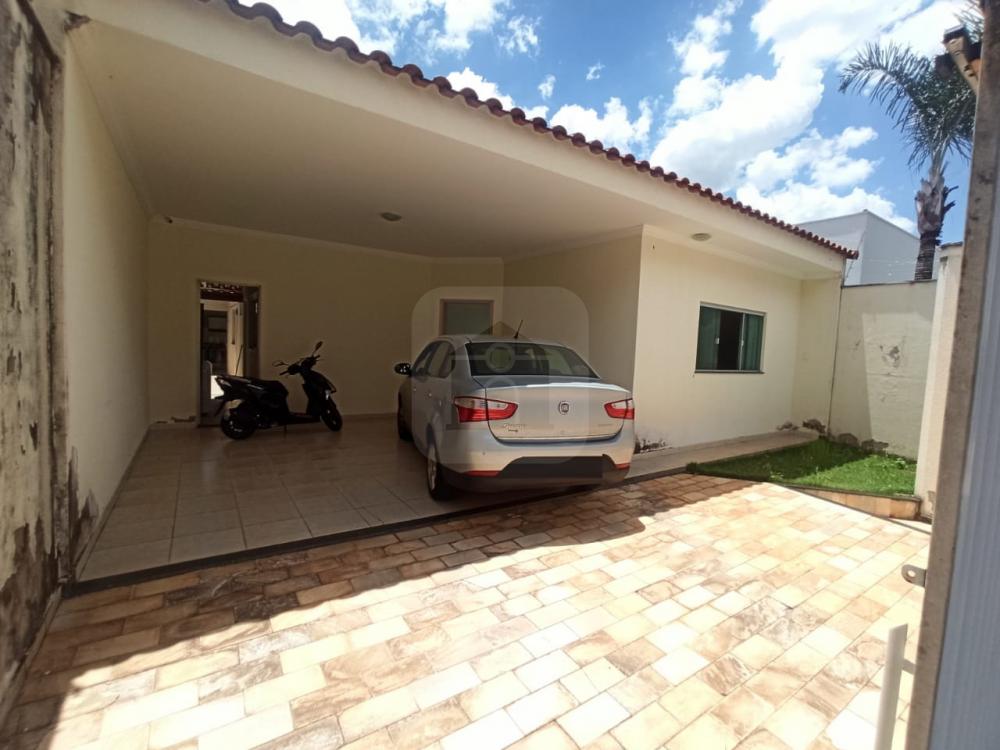 Alugar Casa / Padrão em Uberlândia R$ 3.900,00 - Foto 2