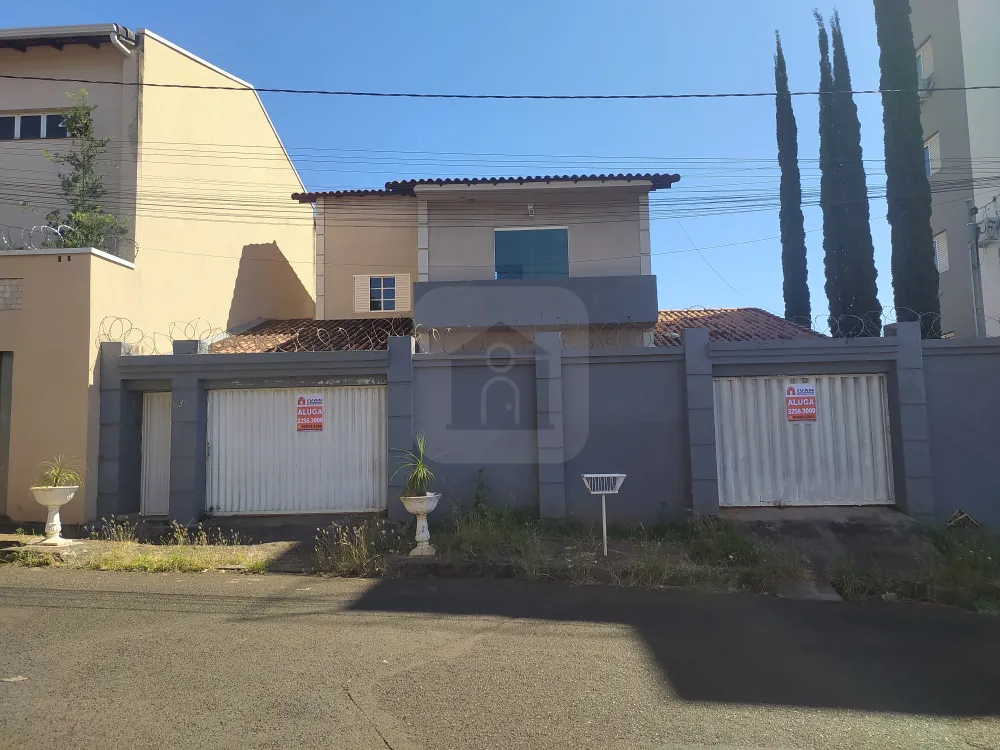 Alugar Casa / Padrão em Uberlândia R$ 2.950,00 - Foto 1