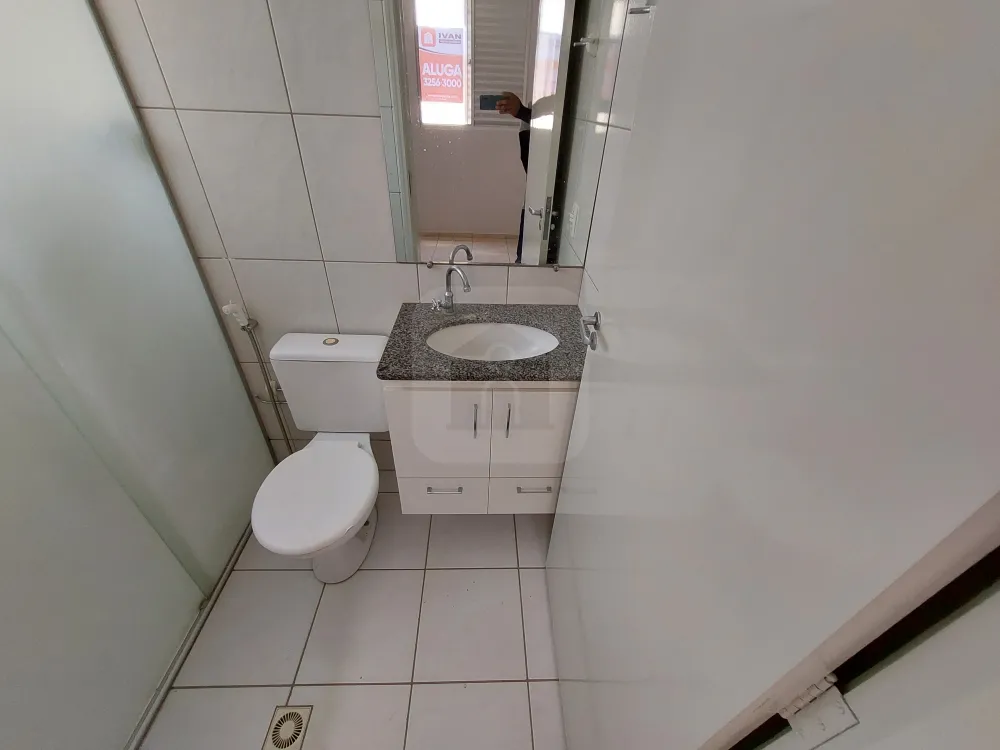 Alugar Apartamento / Padrão em Uberlândia R$ 950,00 - Foto 21