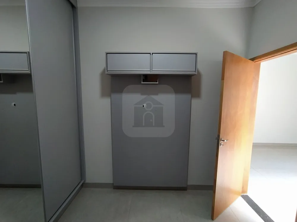 Alugar Casa / Padrão em Uberlândia R$ 1.800,00 - Foto 11