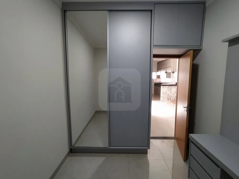 Alugar Casa / Padrão em Uberlândia R$ 1.800,00 - Foto 8