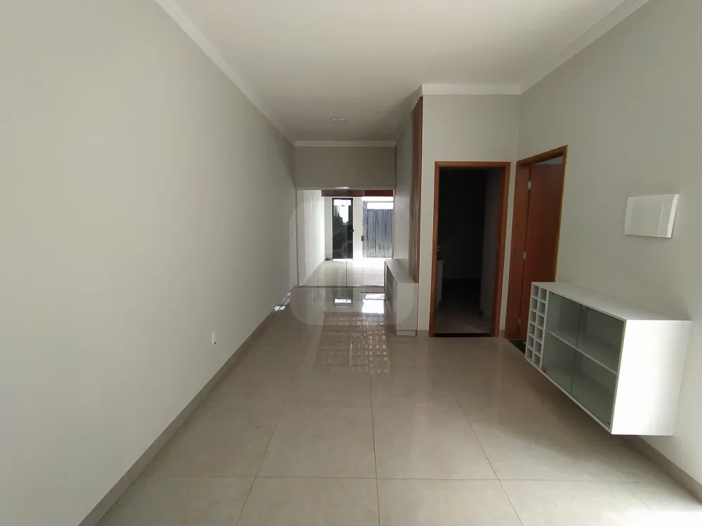 Alugar Casa / Padrão em Uberlândia R$ 1.800,00 - Foto 3