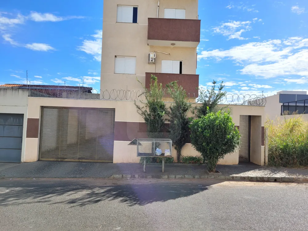 Alugar Apartamento / Padrão em Uberlândia R$ 1.000,00 - Foto 1