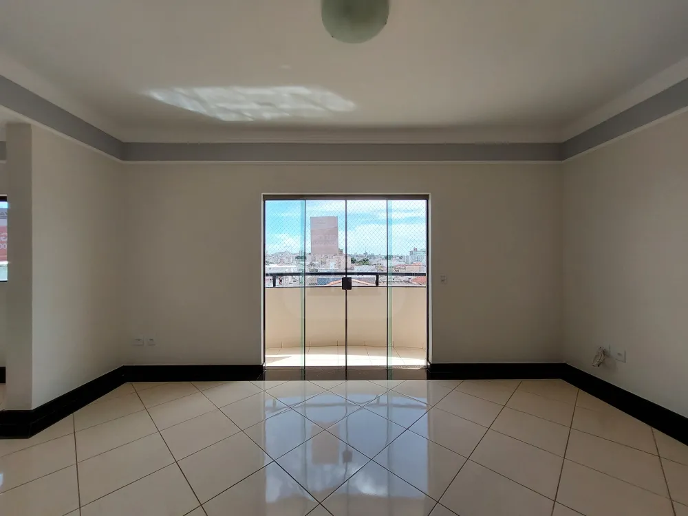 Alugar Apartamento / Padrão em Uberlândia R$ 2.900,00 - Foto 3