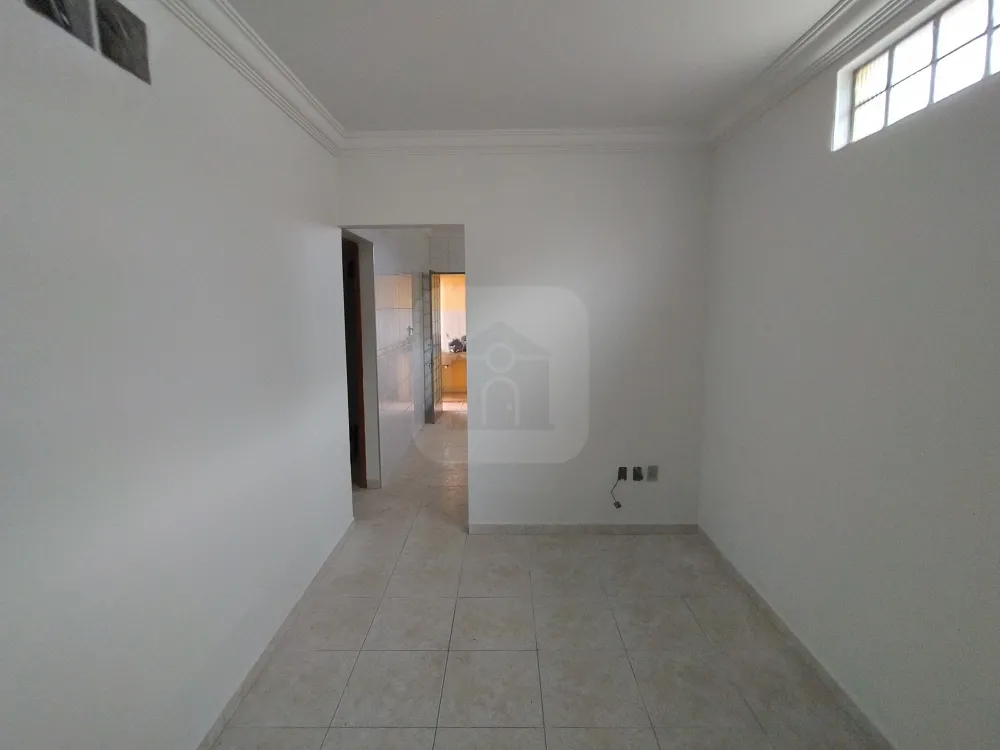 Alugar Casa / Padrão em Uberlândia R$ 950,00 - Foto 4