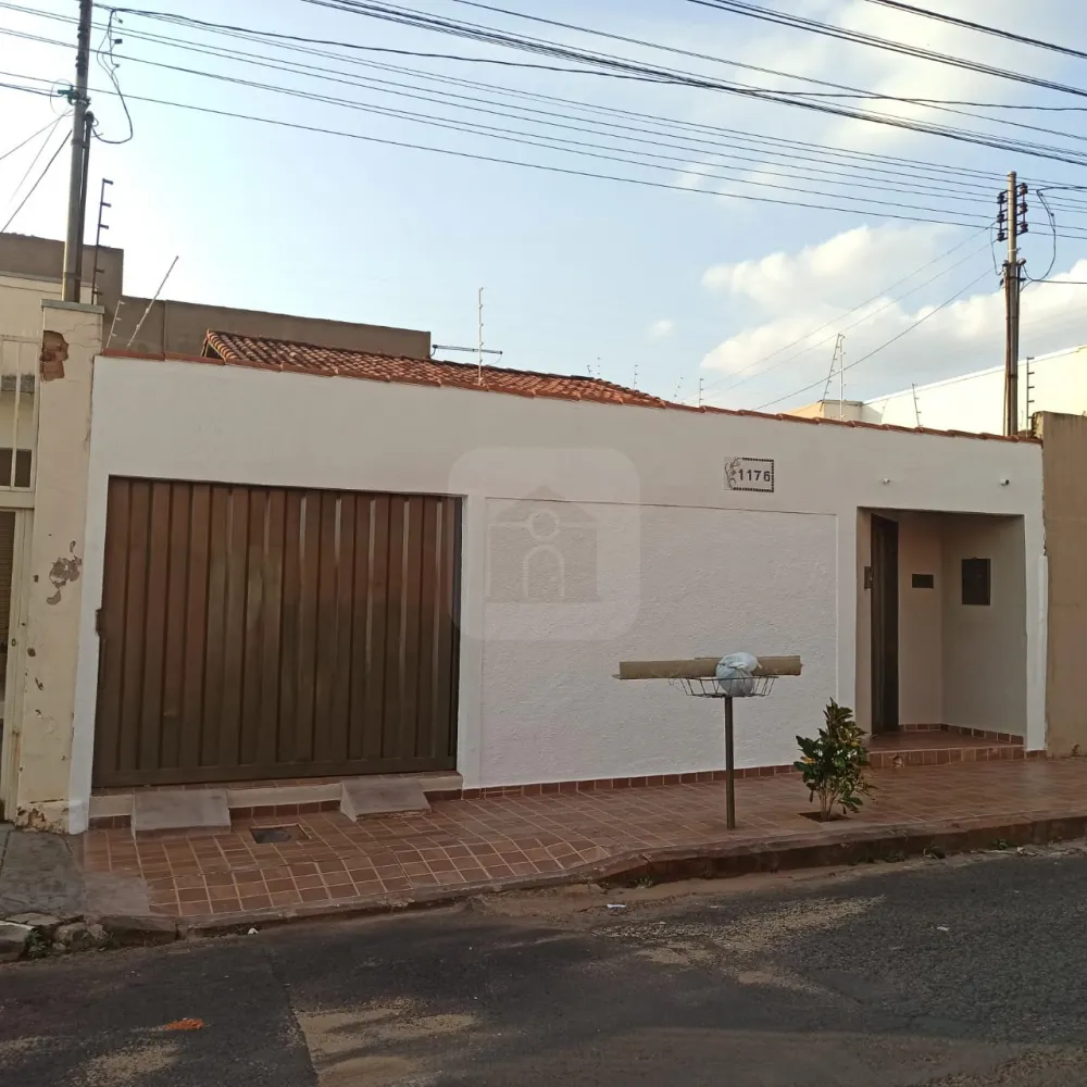 Alugar Casa / Padrão em Uberlândia R$ 2.000,00 - Foto 1