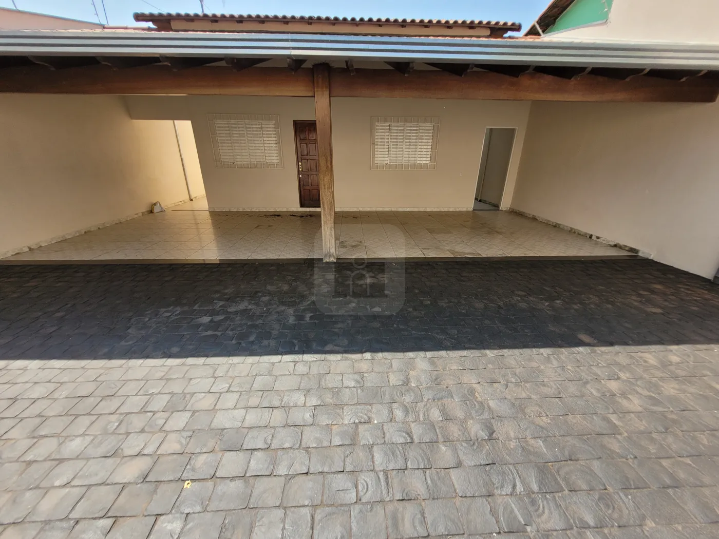 Alugar Casa / Padrão em Uberlândia R$ 2.600,00 - Foto 2