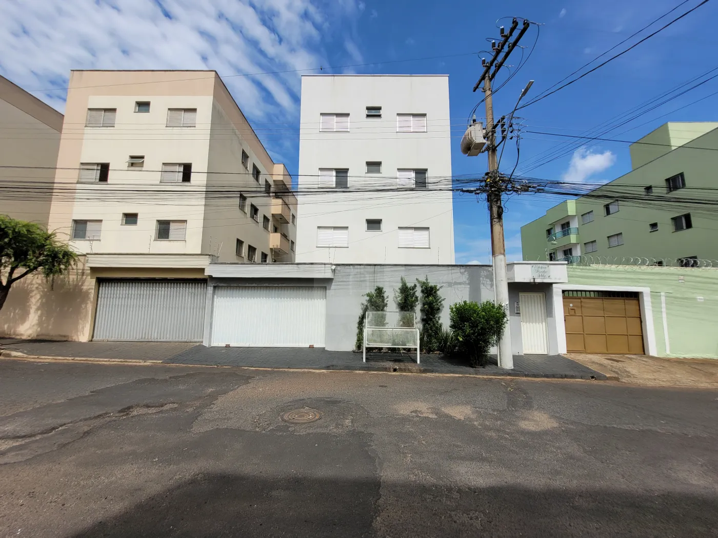 Alugar Apartamento / Padrão em Uberlândia R$ 1.400,00 - Foto 1