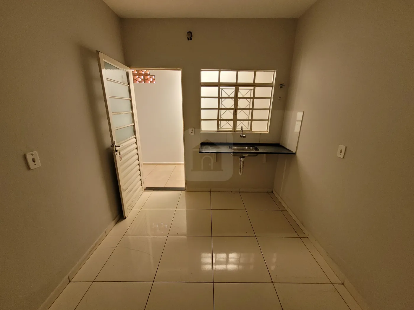 Alugar Casa / Padrão em Uberlândia R$ 950,00 - Foto 4