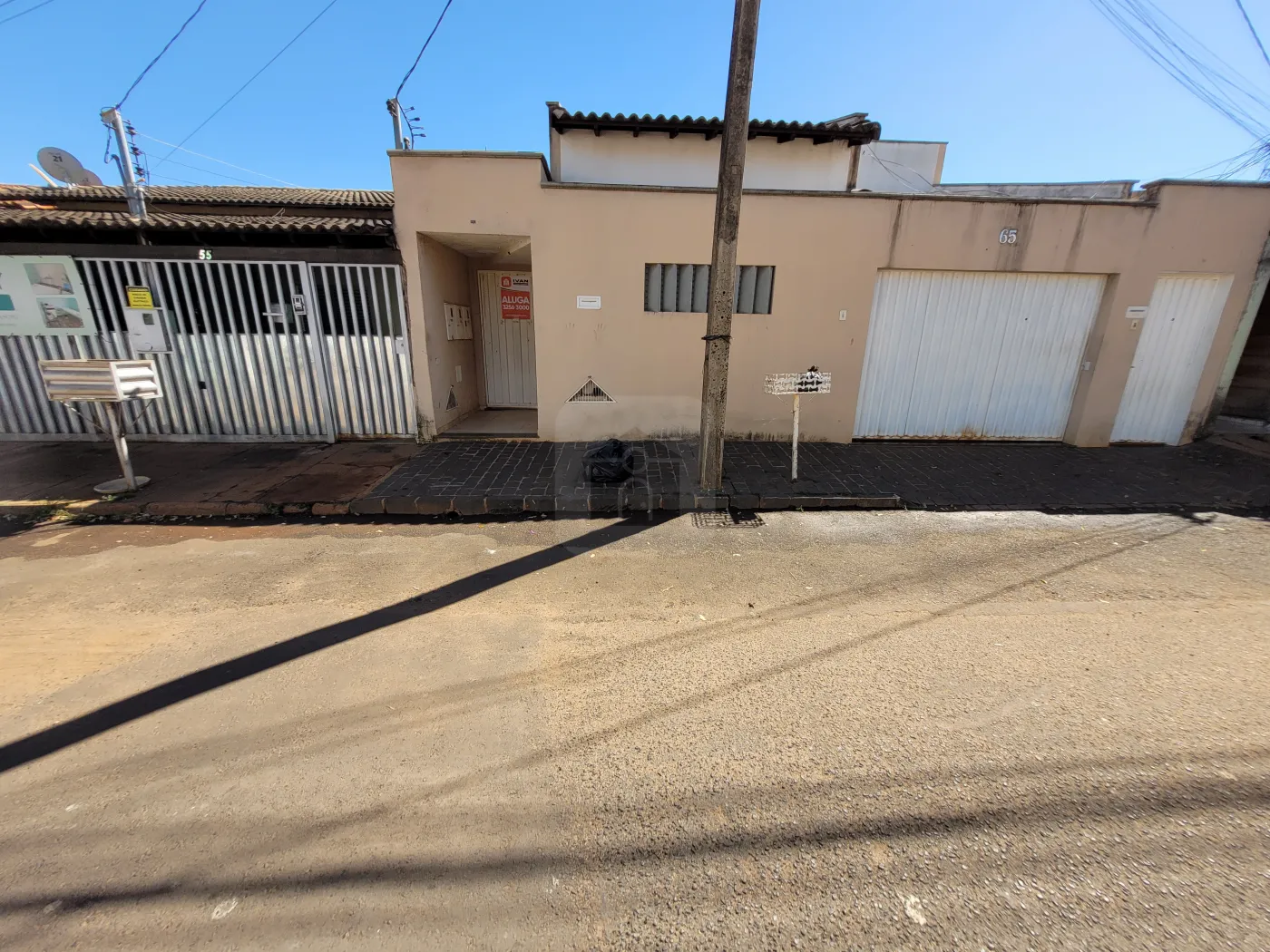 Alugar Casa / Padrão em Uberlândia R$ 950,00 - Foto 1