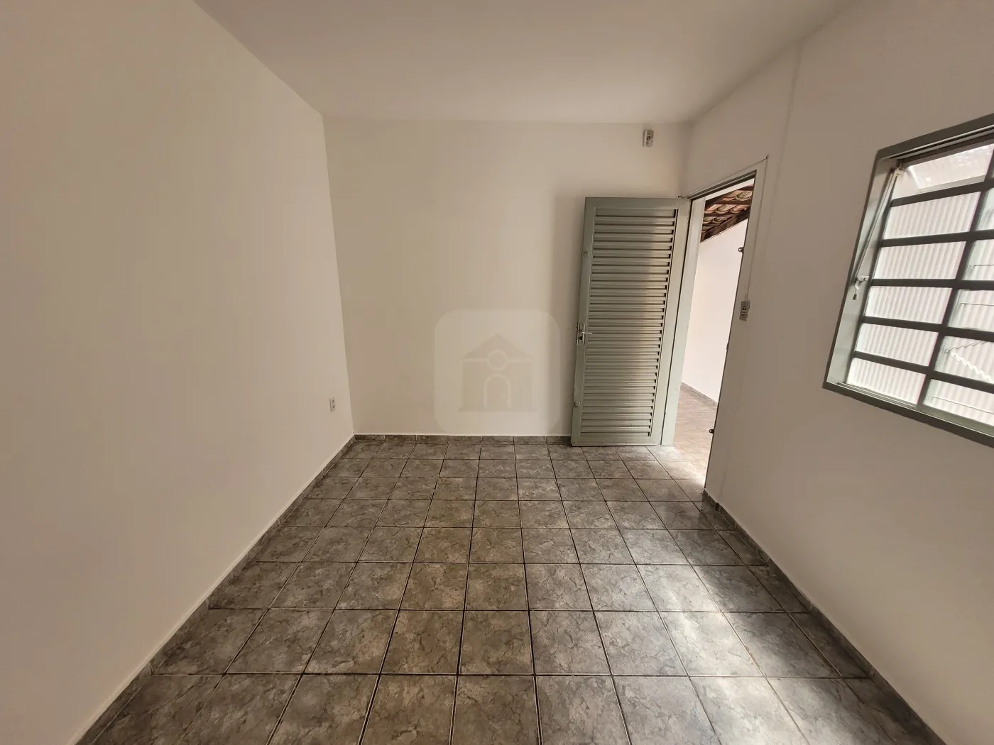 Alugar Casa / Padrão em Uberlândia R$ 1.750,00 - Foto 2