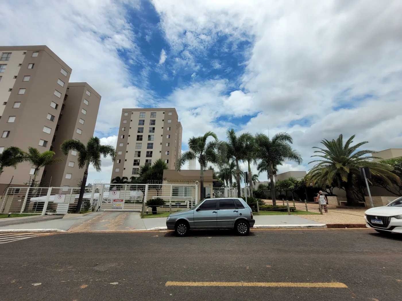 Alugar Apartamento / Padrão em Uberlândia R$ 1.600,00 - Foto 1
