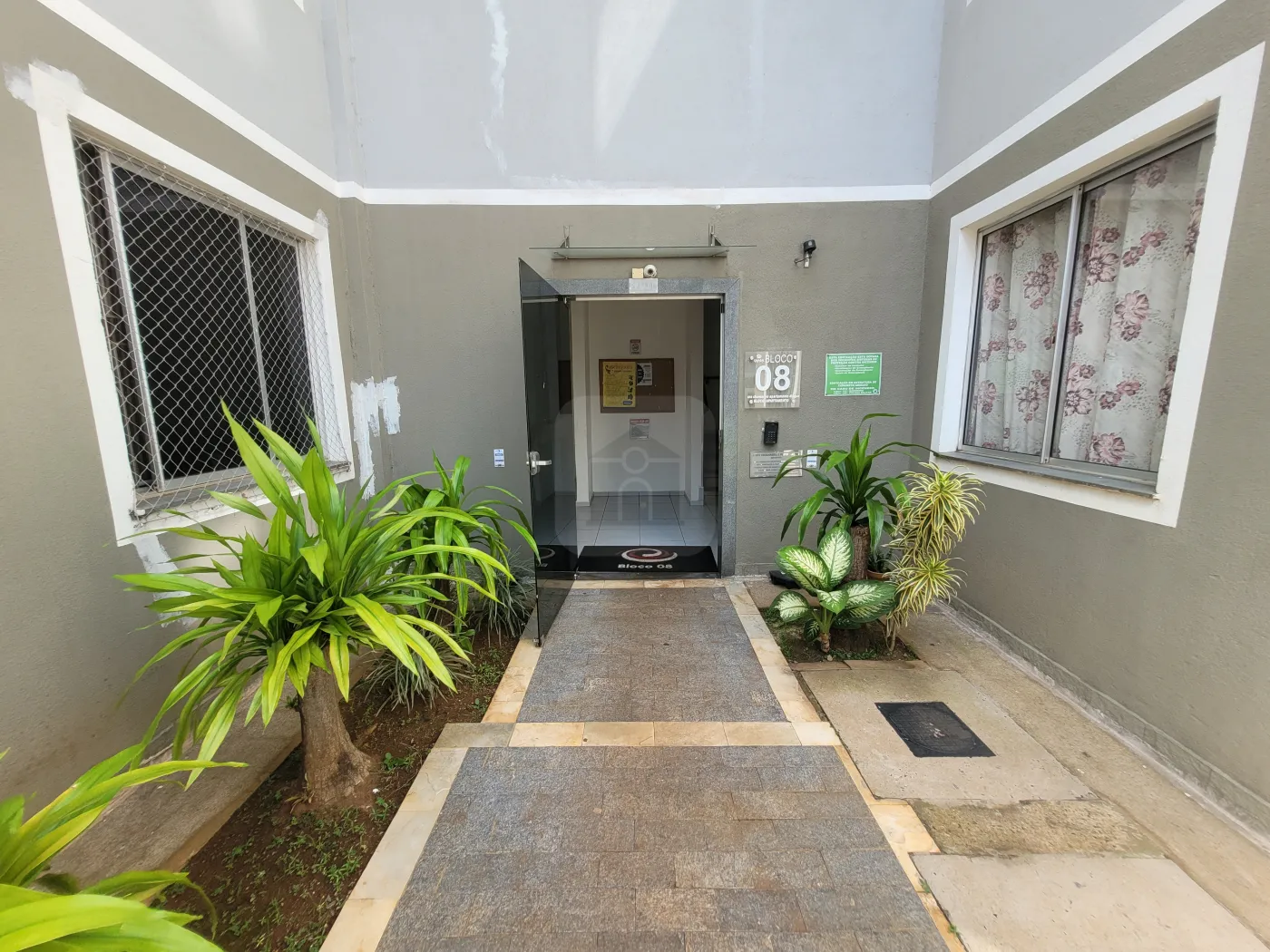 Alugar Apartamento / Padrão em Uberlândia R$ 1.100,00 - Foto 2