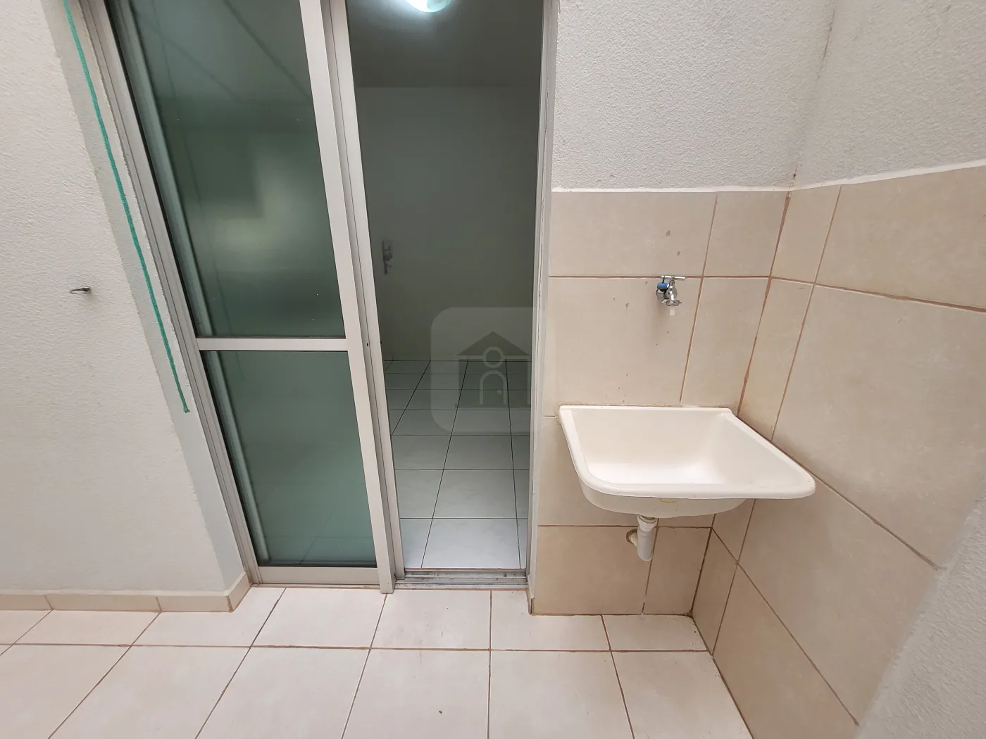 Alugar Apartamento / Padrão em Uberlândia R$ 1.100,00 - Foto 17