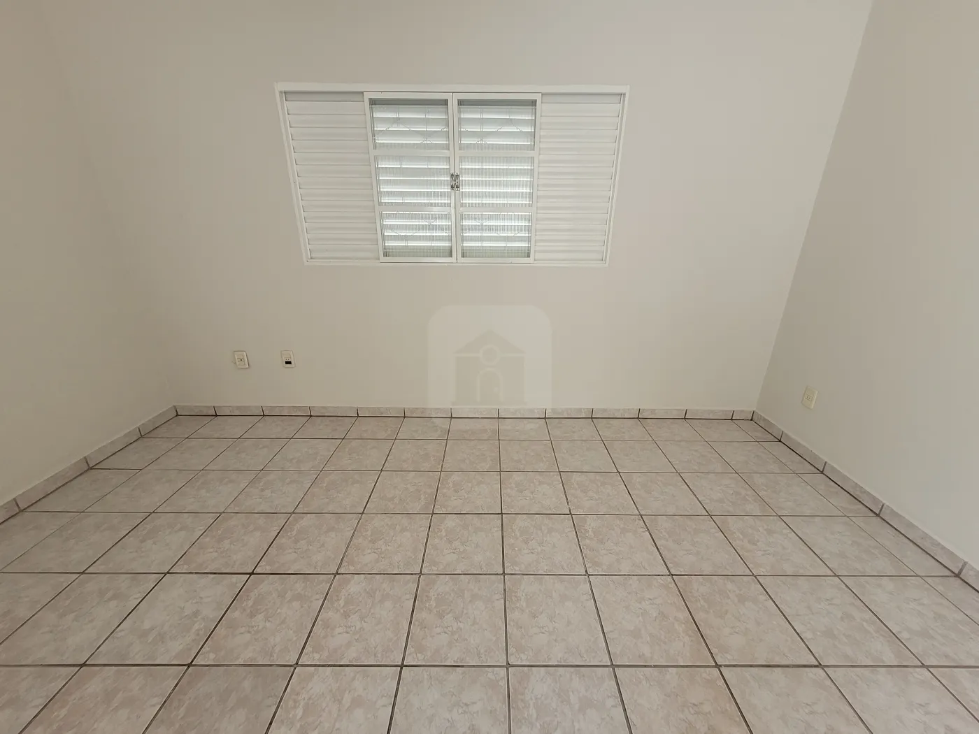 Alugar Casa / Padrão em Uberlândia R$ 3.000,00 - Foto 2