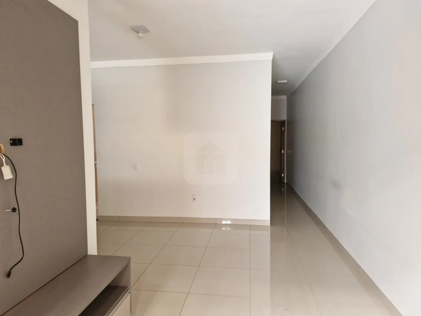 Alugar Casa / Padrão em Uberlândia R$ 2.100,00 - Foto 1