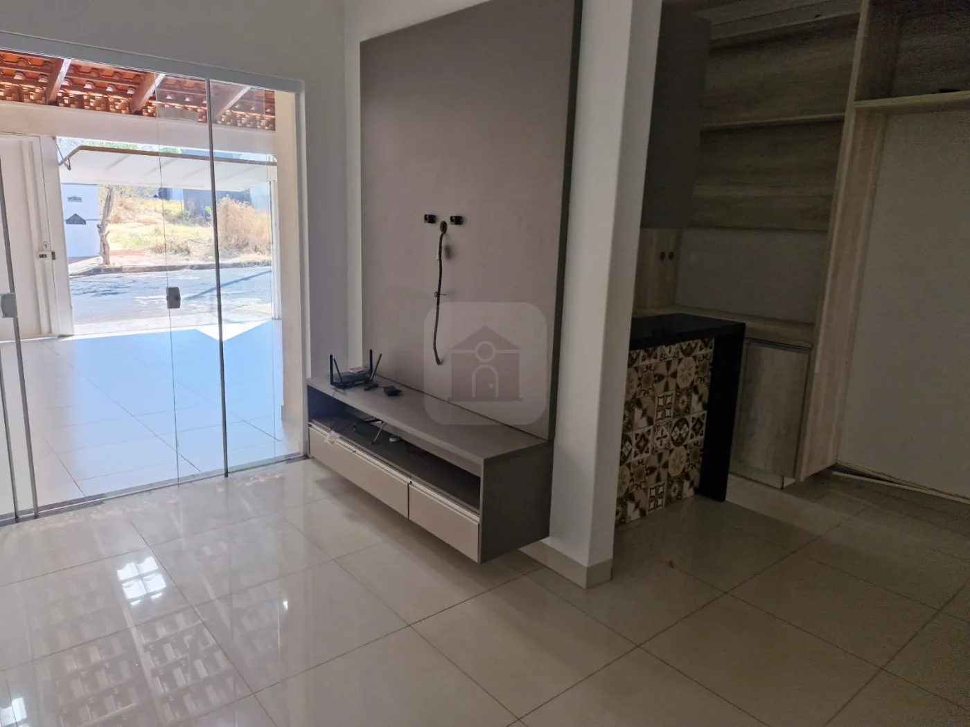 Alugar Casa / Padrão em Uberlândia R$ 2.100,00 - Foto 2