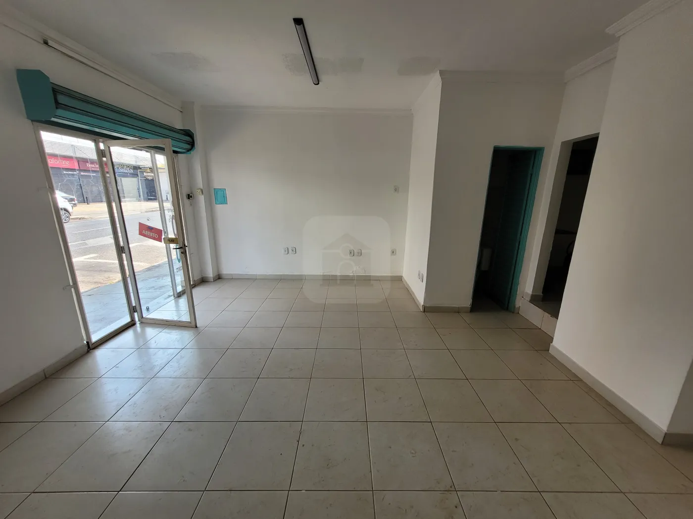 Alugar Comercial / Loja em Uberlândia R$ 1.550,00 - Foto 2