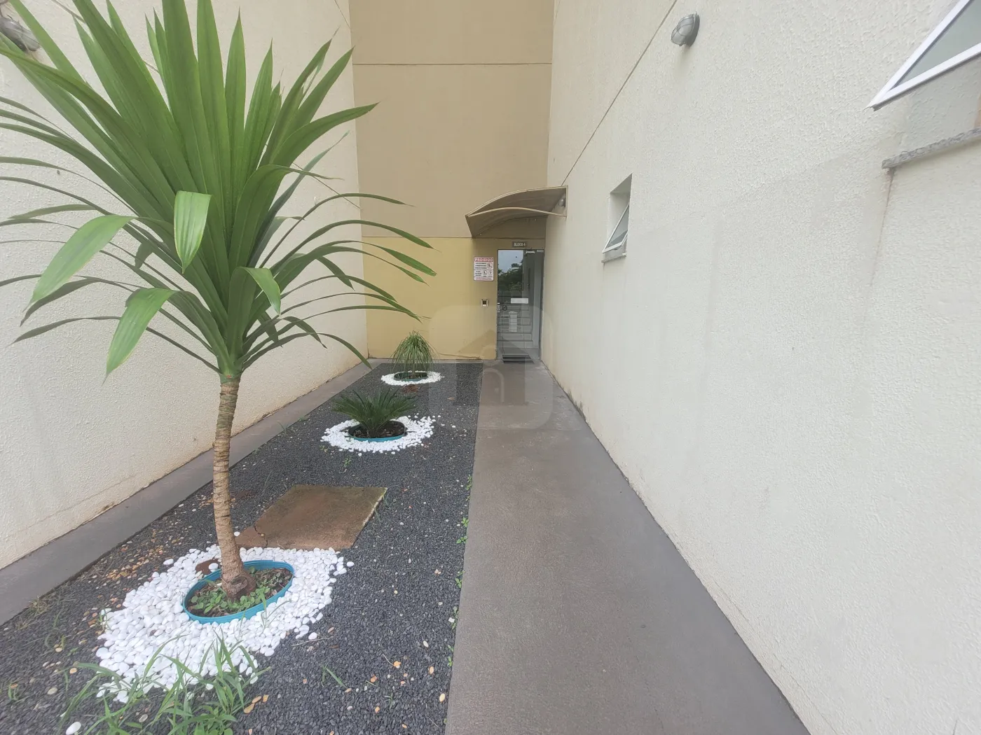 Alugar Apartamento / Padrão em Uberlândia R$ 1.000,00 - Foto 2